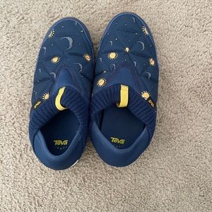 Teva size 9 navy moon and stars slippers